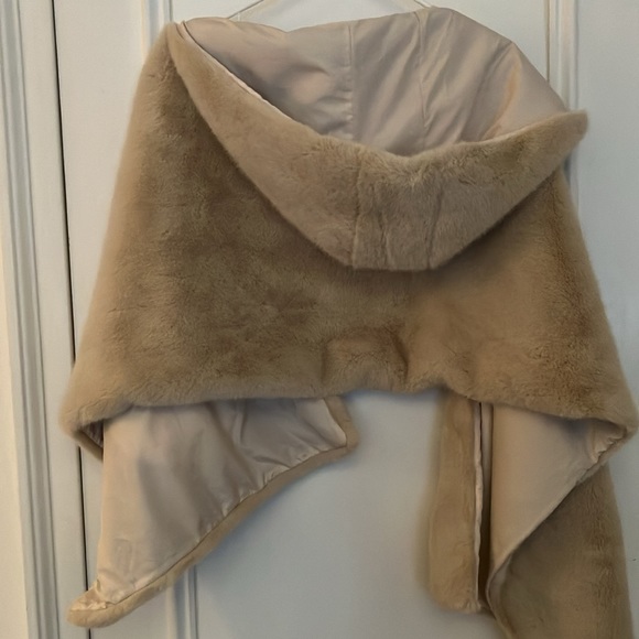THE CASHMERE PROJECT Faux Fur Scarf Hoodie with pockets - Picture 3 of 5